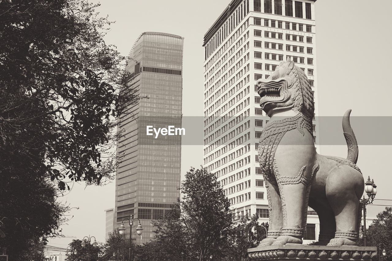 LOW ANGLE VIEW OF STATUE IN CITY