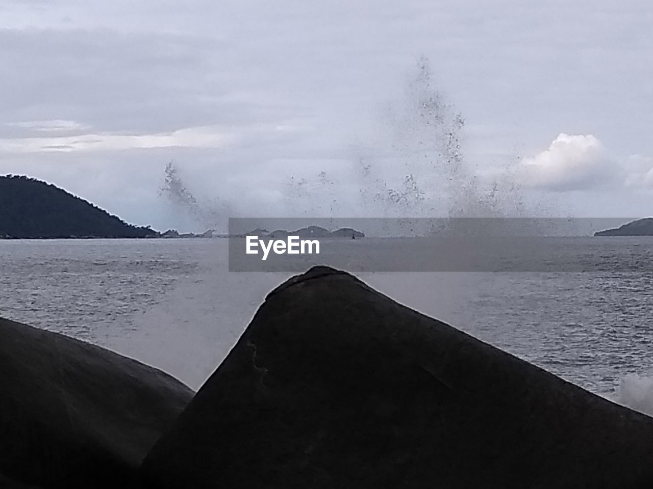 SCENIC VIEW OF SEA AND MOUNTAIN AGAINST SKY