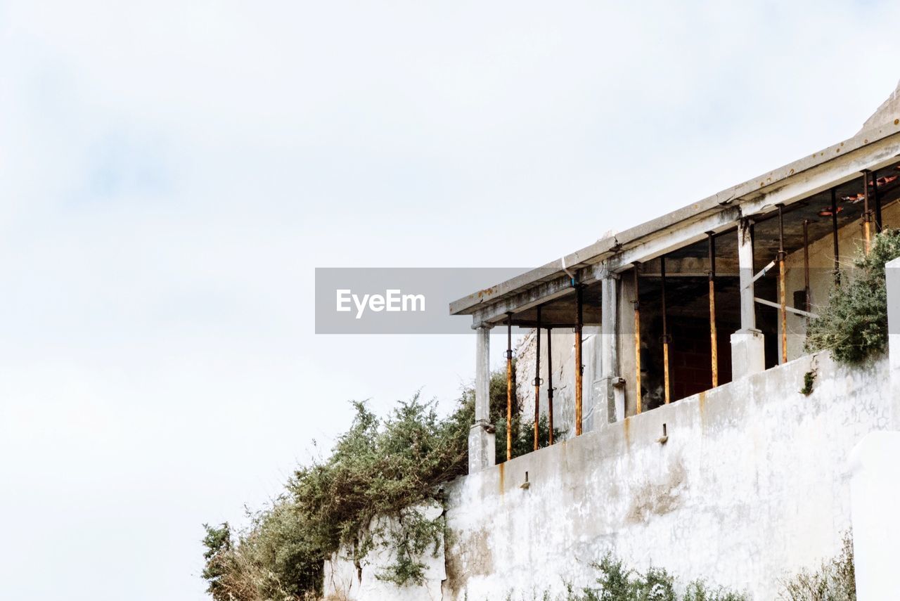 LOW ANGLE VIEW OF BUILT STRUCTURE AGAINST SKY