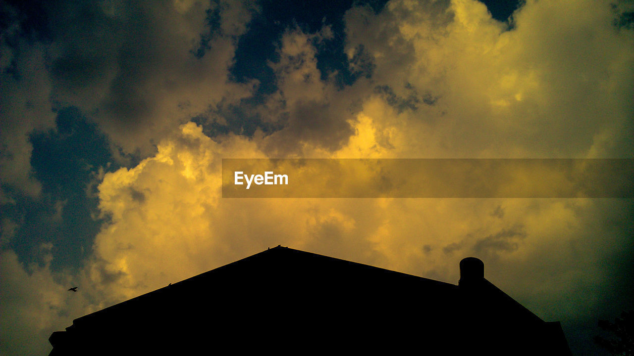 LOW ANGLE VIEW OF BUILDING AGAINST CLOUDY SKY