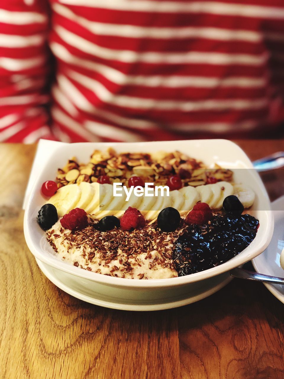 CLOSE-UP OF DESSERT SERVED IN BOWL