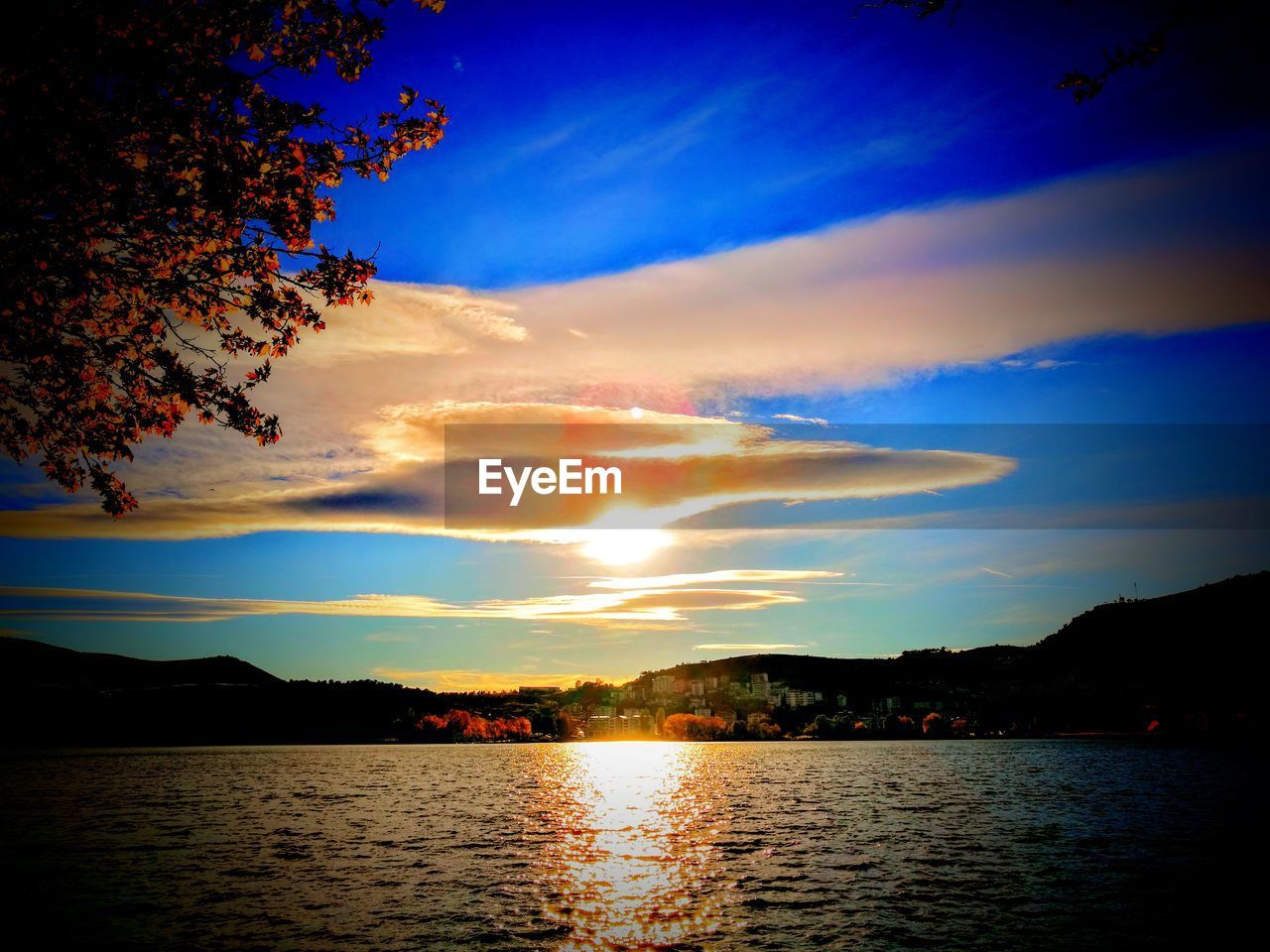 SCENIC VIEW OF LAKE AND MOUNTAINS AGAINST SKY DURING SUNSET