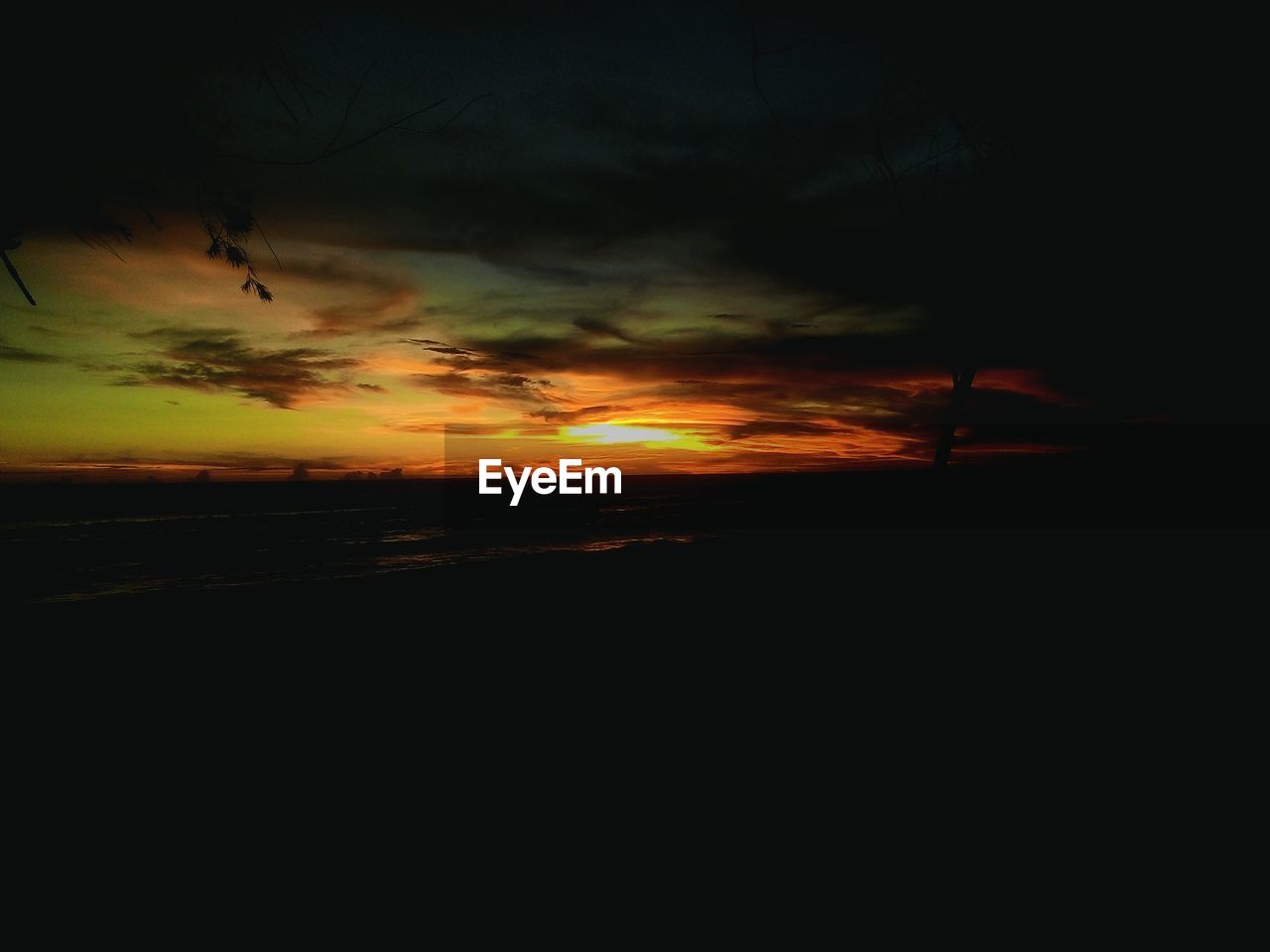 SCENIC VIEW OF DRAMATIC SKY OVER SEA