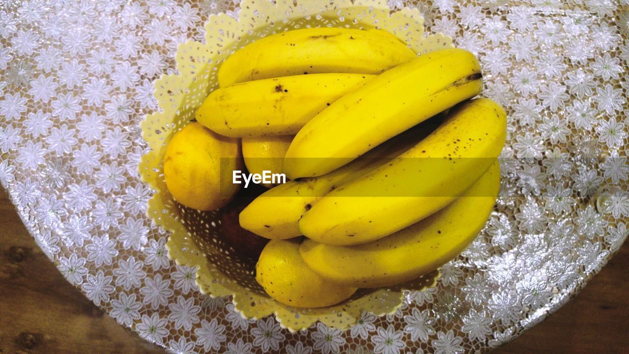 HIGH ANGLE VIEW OF YELLOW FRUIT IN PLATE