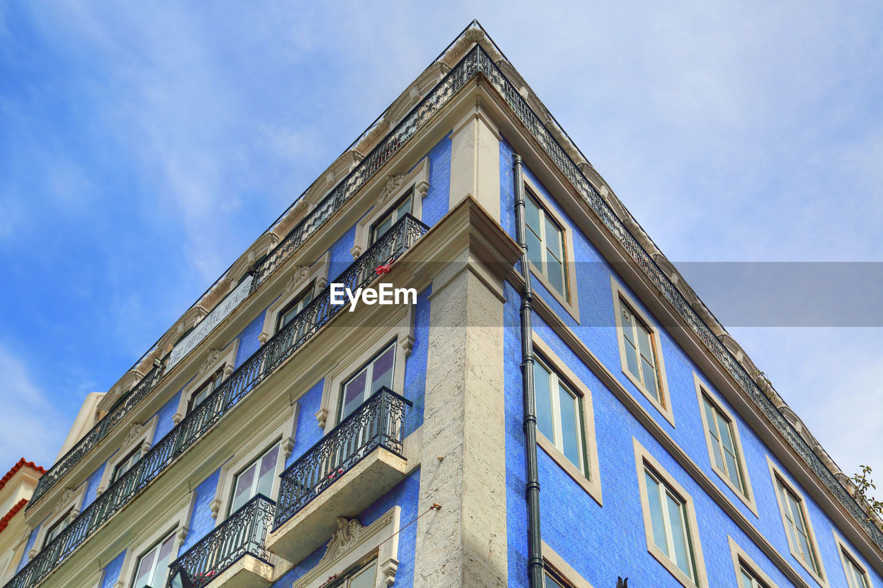 LOW ANGLE VIEW OF BUILDINGS AGAINST SKY