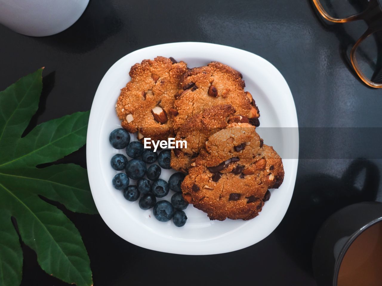 HIGH ANGLE VIEW OF DESSERT IN PLATE