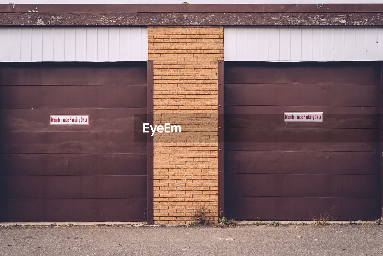 INFORMATION SIGN ON BUILDING