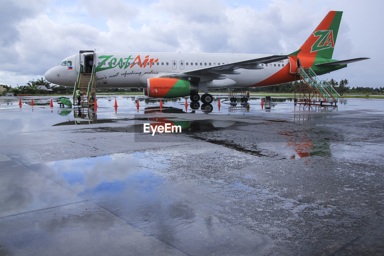 VIEW OF WET AIRPLANE IN WINTER