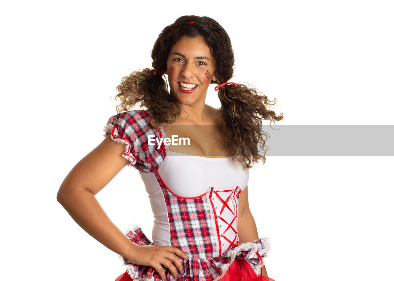 PORTRAIT OF SMILING WOMAN AGAINST WHITE BACKGROUND