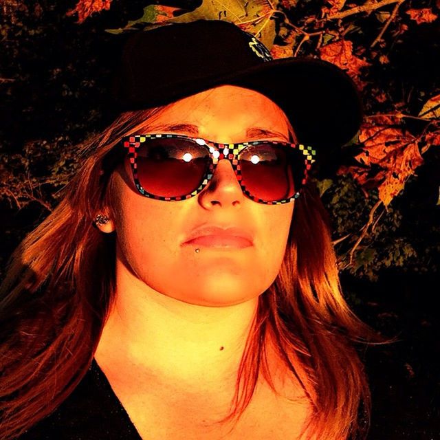 PORTRAIT OF YOUNG WOMAN WEARING SUNGLASSES