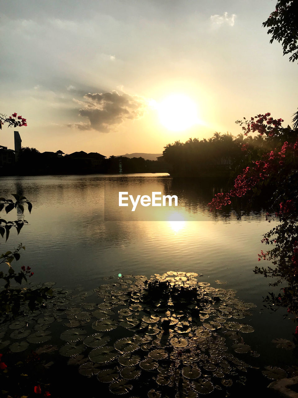 VIEW OF LAKE AGAINST SKY DURING SUNSET