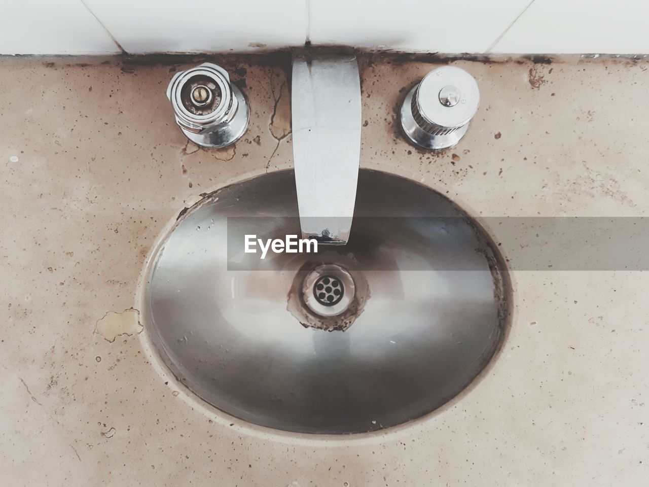 HIGH ANGLE VIEW OF FAUCET IN BATHROOM