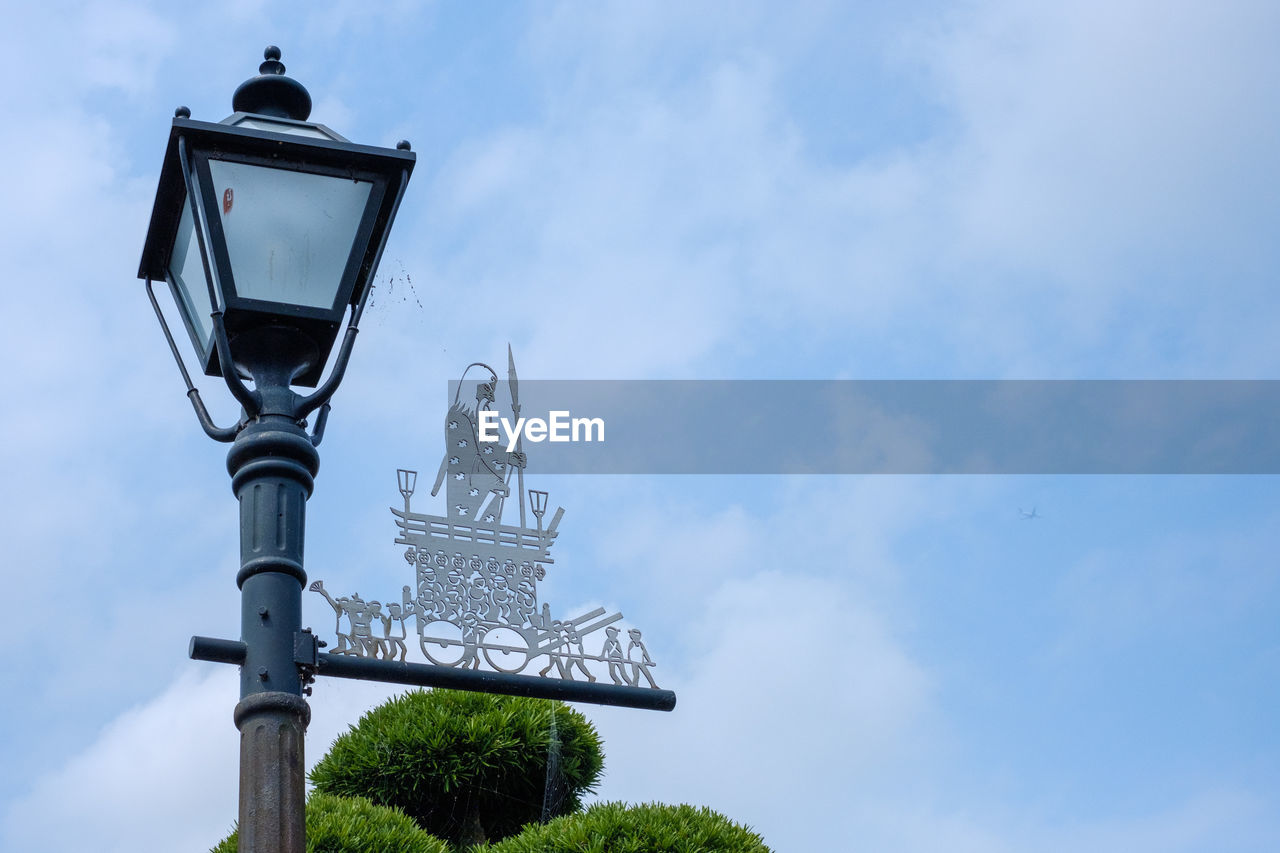 LOW ANGLE VIEW OF STREET LIGHT BY BUILDING