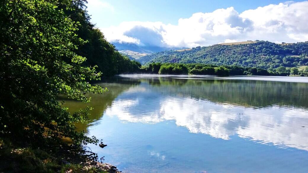 SCENIC VIEW OF LAKE AGAINST CLOUDY SKY