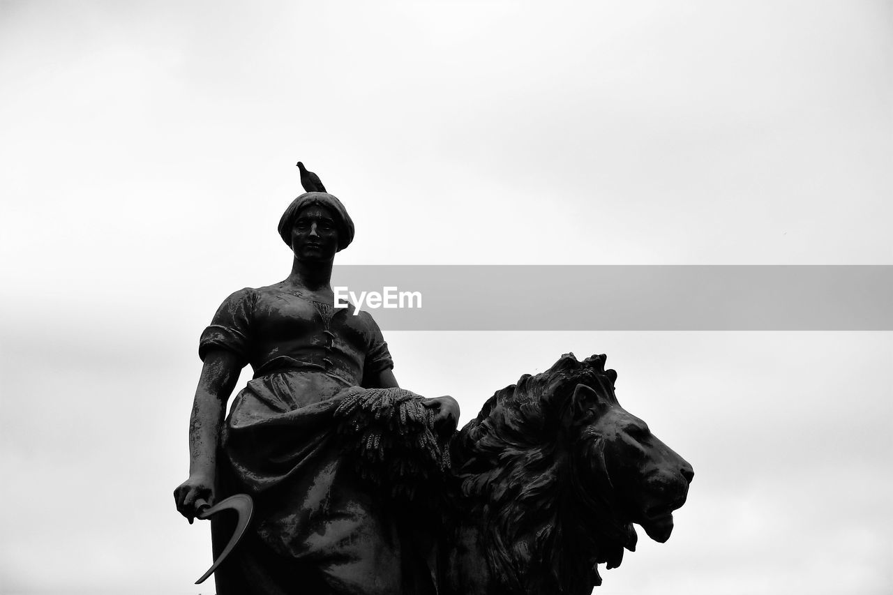 LOW ANGLE VIEW OF STATUE AGAINST THE SKY