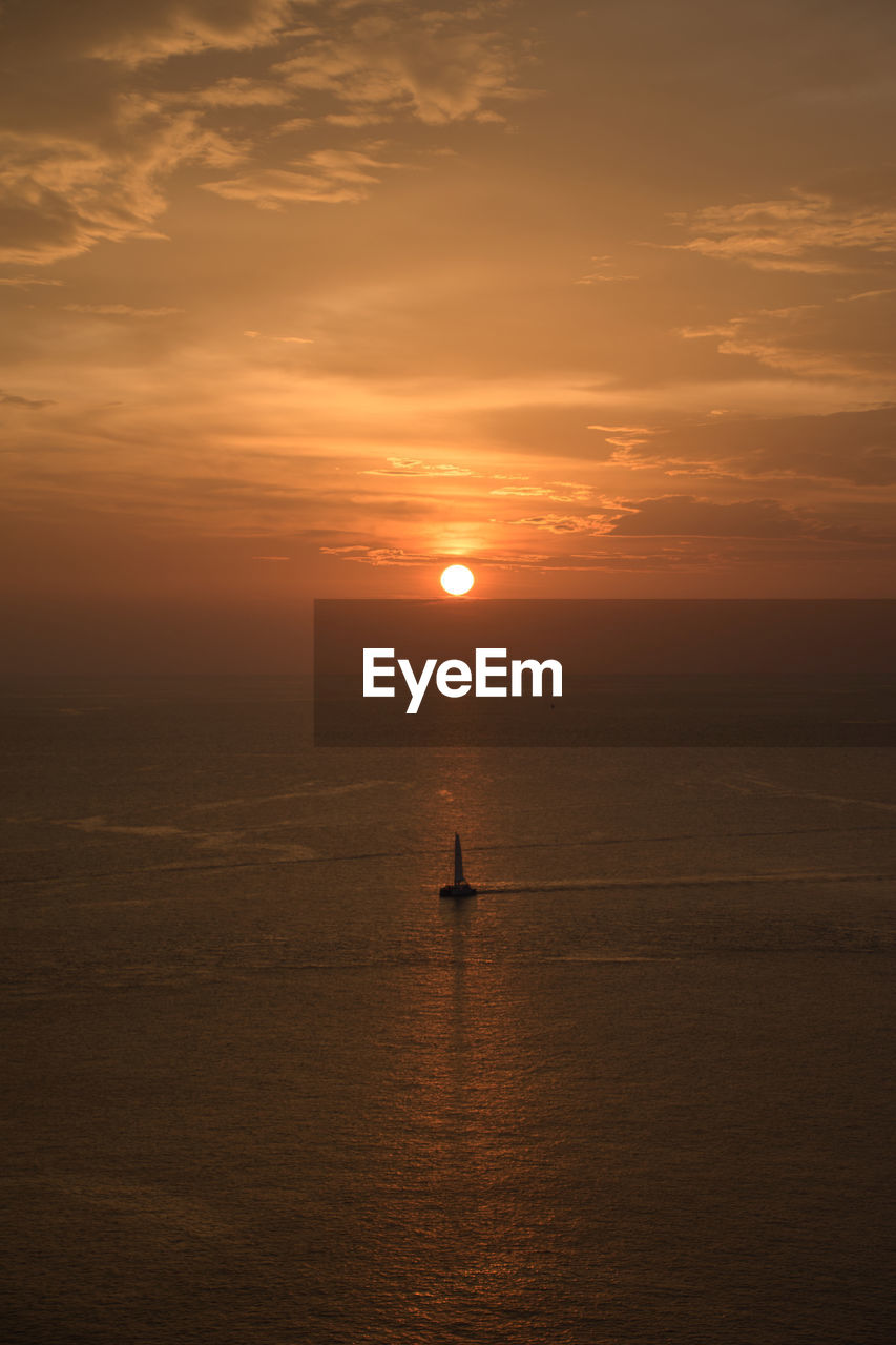 SCENIC VIEW OF SEA AGAINST SKY AT SUNSET