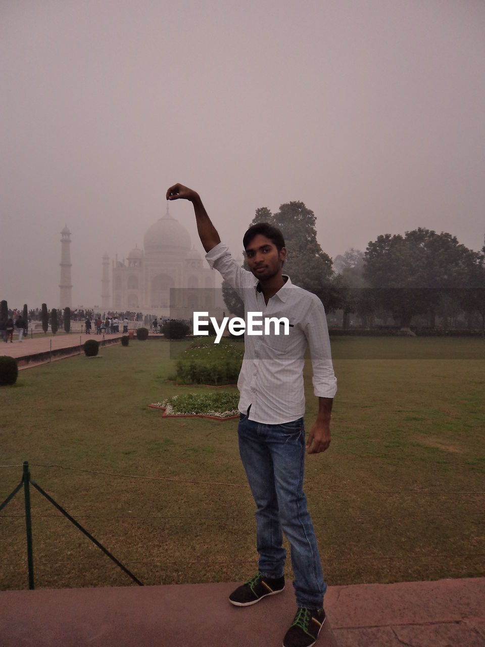 FULL LENGTH PORTRAIT OF YOUNG MAN IN PARK