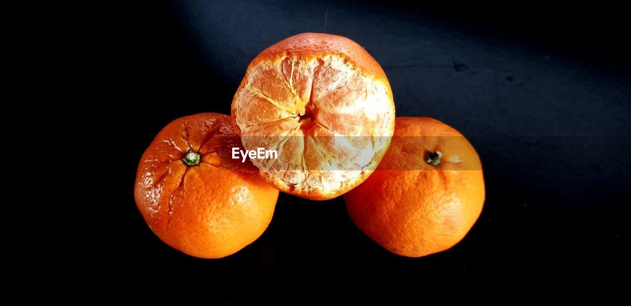 HIGH ANGLE VIEW OF ORANGE SLICES ON TABLE