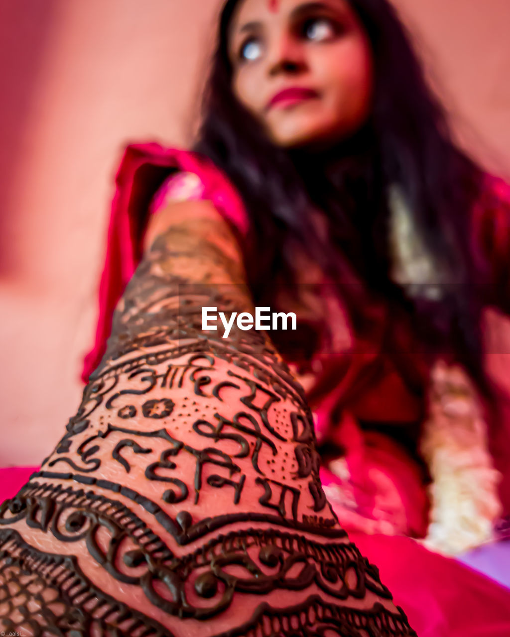 PORTRAIT OF BEAUTIFUL WOMAN WITH HAND ON CARPET