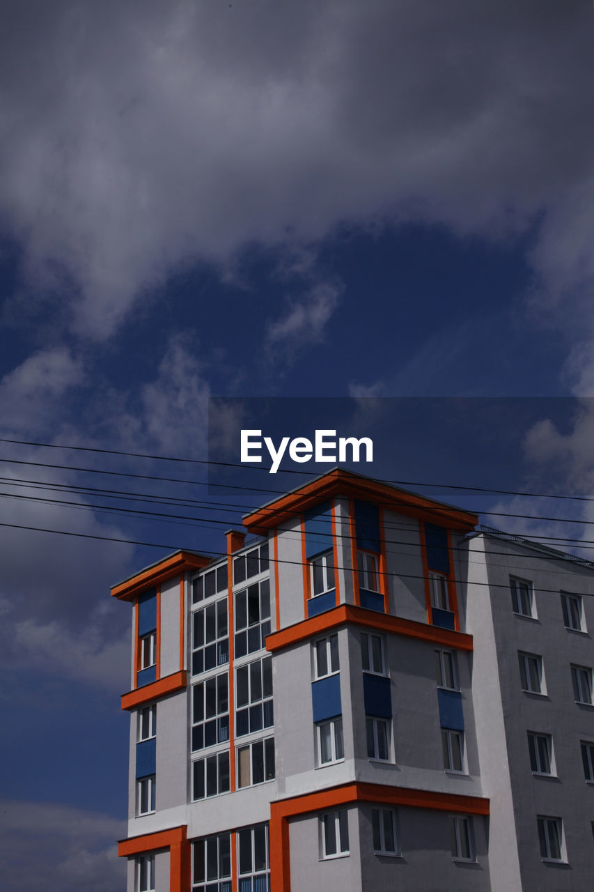 LOW ANGLE VIEW OF BUILDINGS AGAINST SKY