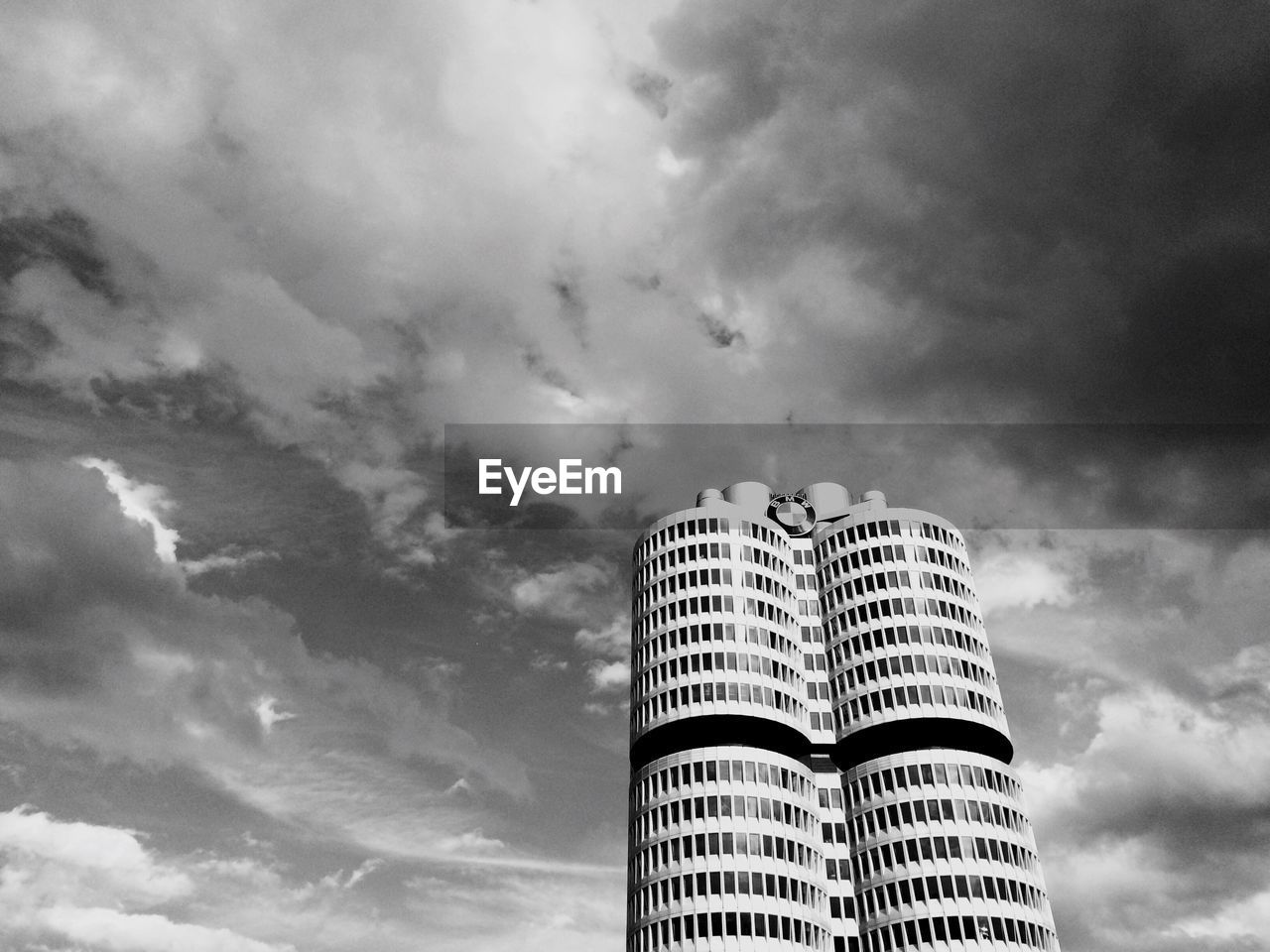 LOW ANGLE VIEW OF MODERN BUILDINGS AGAINST CLOUDY SKY