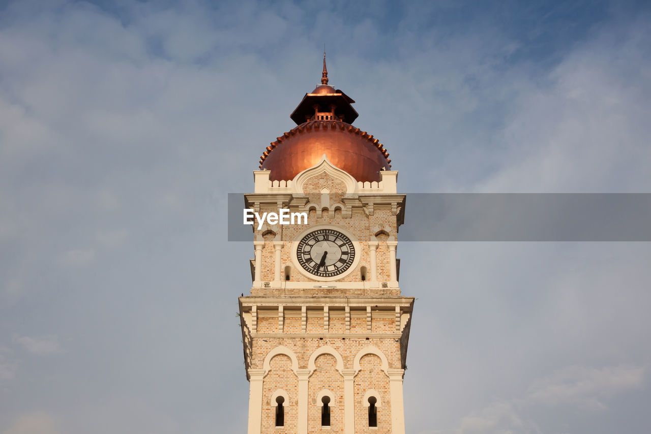 LOW ANGLE VIEW OF CLOCK TOWER AGAINST CLOUDY SKY