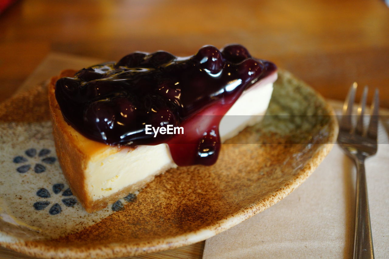 CLOSE-UP OF ICE CREAM ON PLATE