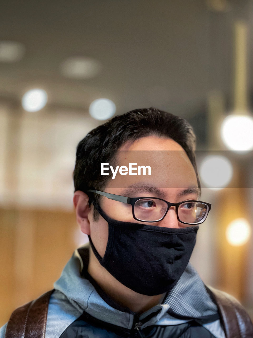 CLOSE-UP PORTRAIT OF YOUNG MAN WEARING EYEGLASSES