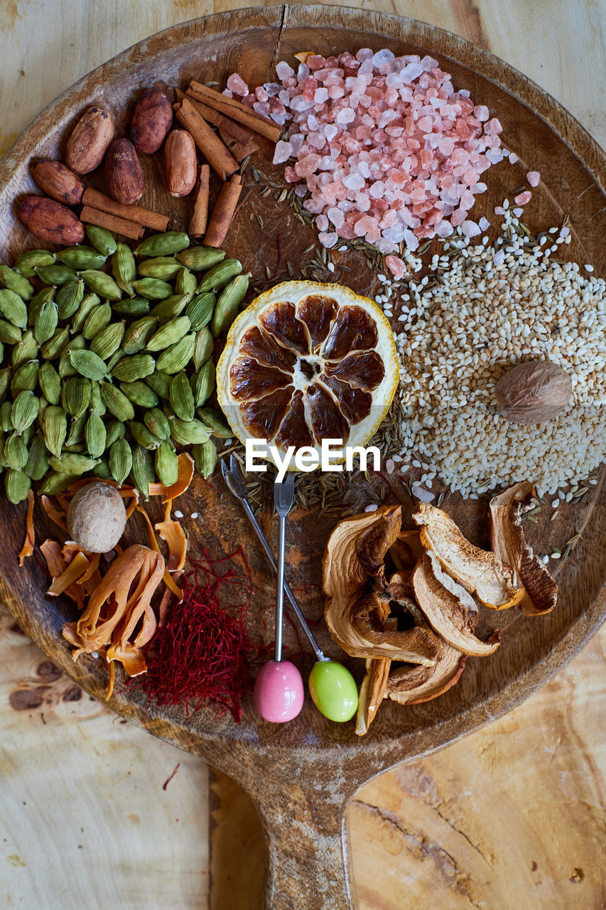 HIGH ANGLE VIEW OF FRUITS IN CONTAINER