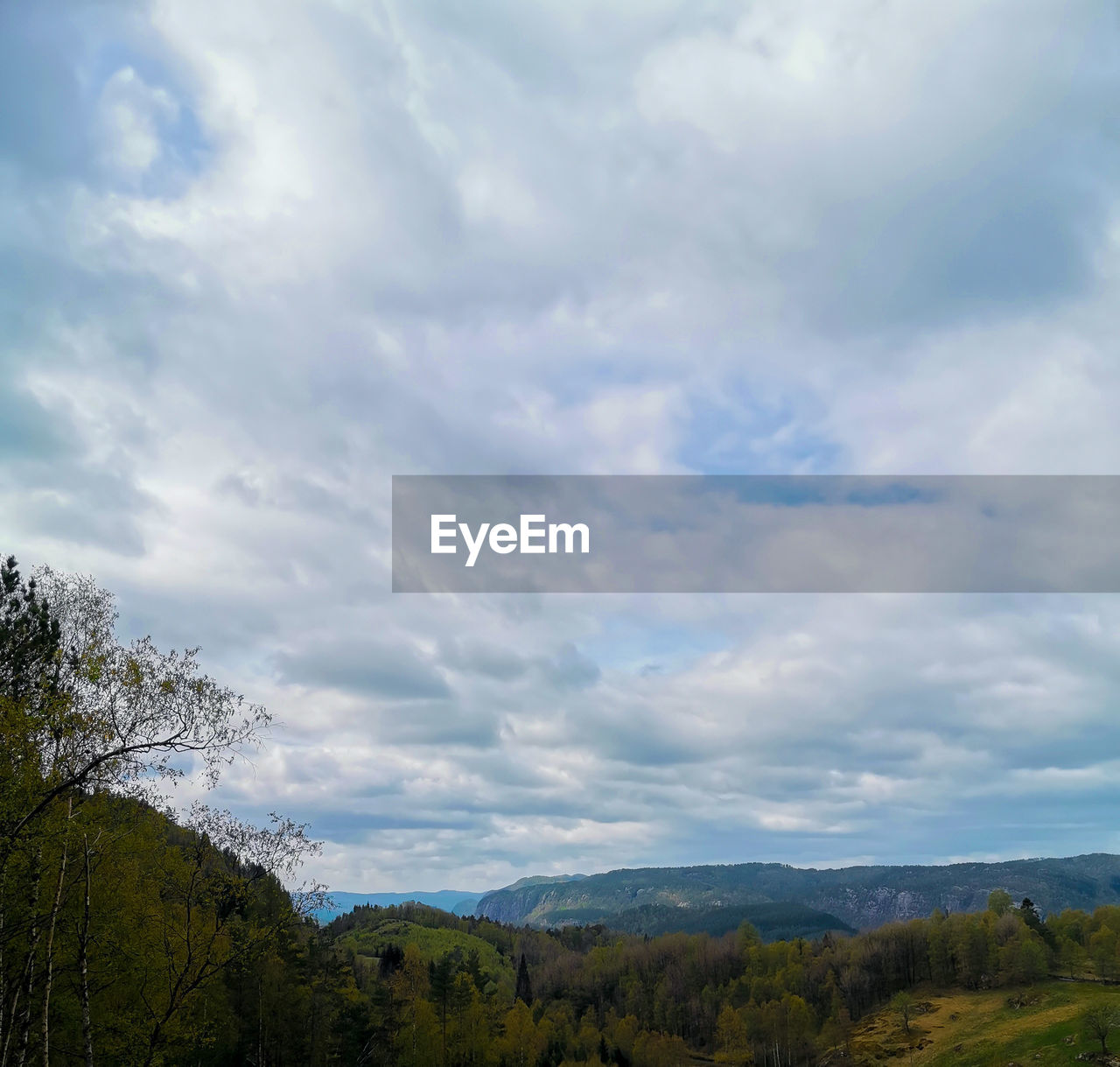 SCENIC VIEW OF LAND AND MOUNTAINS AGAINST SKY