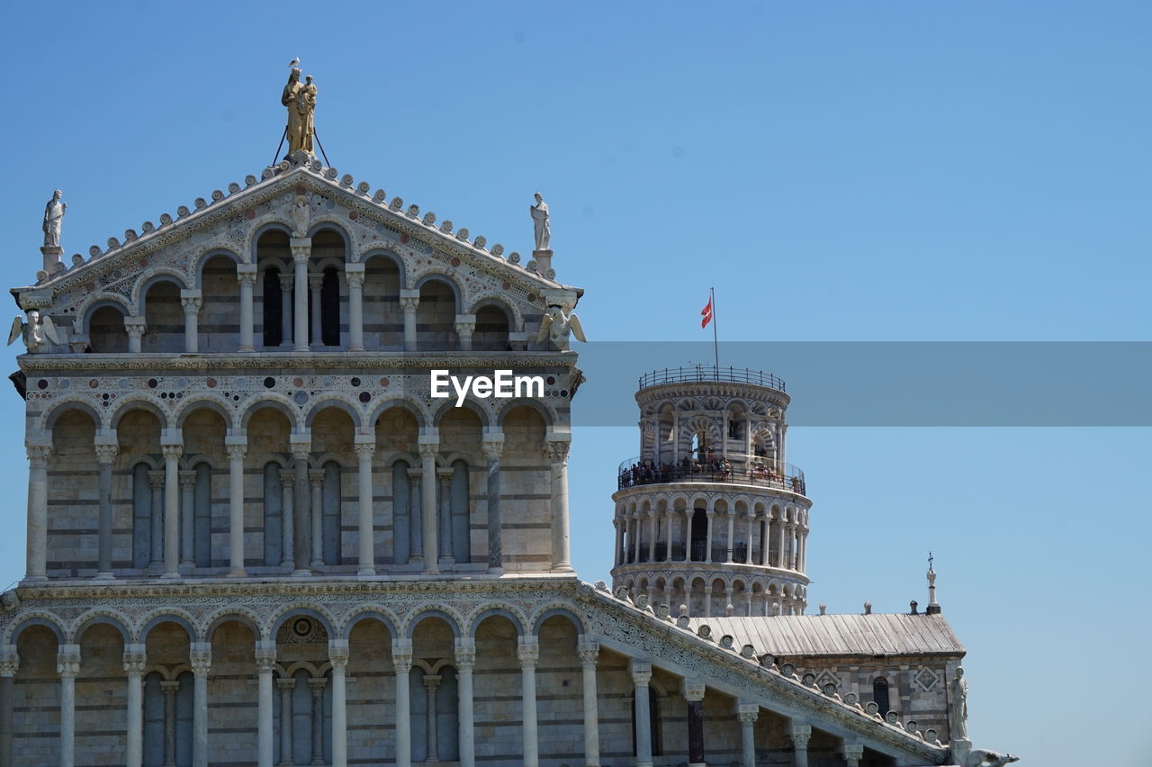 architecture, built structure, building exterior, travel destinations, landmark, sky, travel, city, history, nature, building, the past, government, tourism, clear sky, palace, blue, flag, no people, day, sunny, outdoors, facade, politics and government, seat of local government