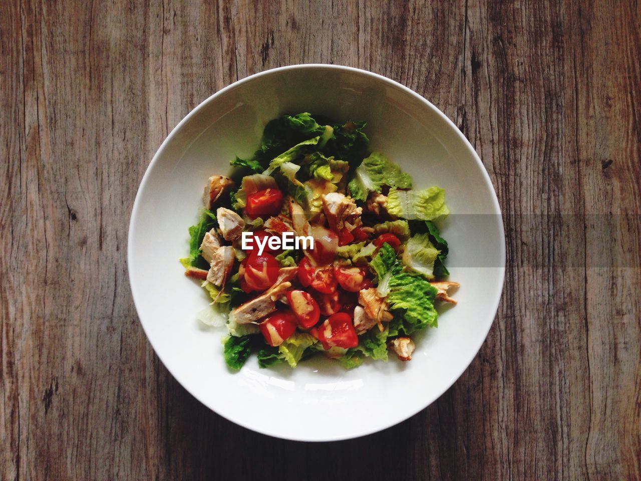 HIGH ANGLE VIEW OF SALAD IN PLATE