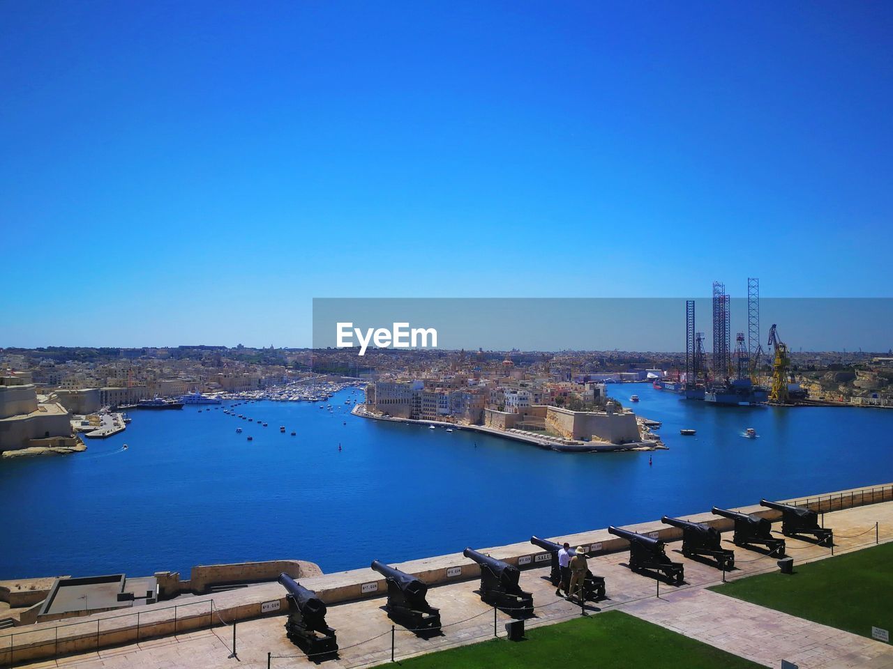 HIGH ANGLE VIEW OF CITYSCAPE AGAINST SKY