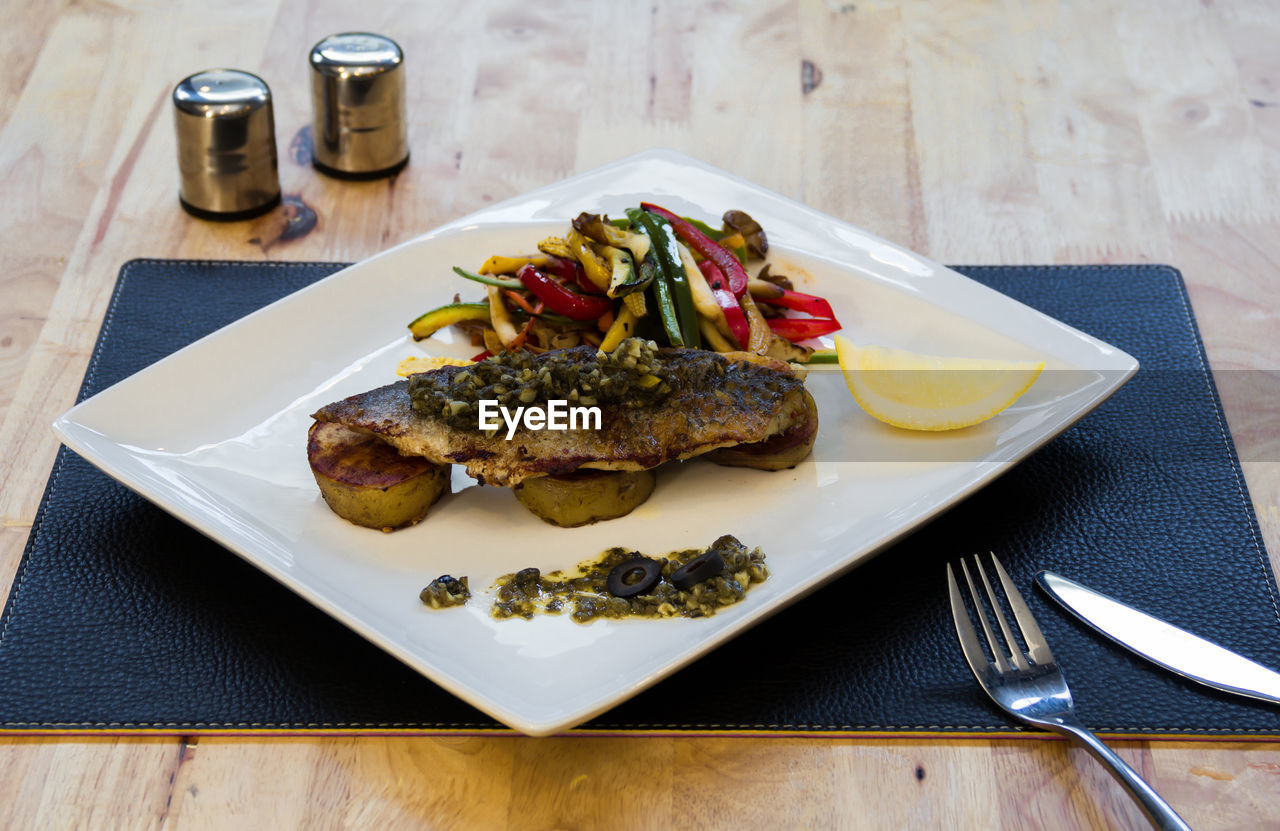 HIGH ANGLE VIEW OF FOOD IN PLATE