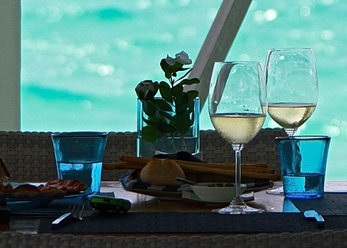 CLOSE-UP OF FOOD ON TABLE