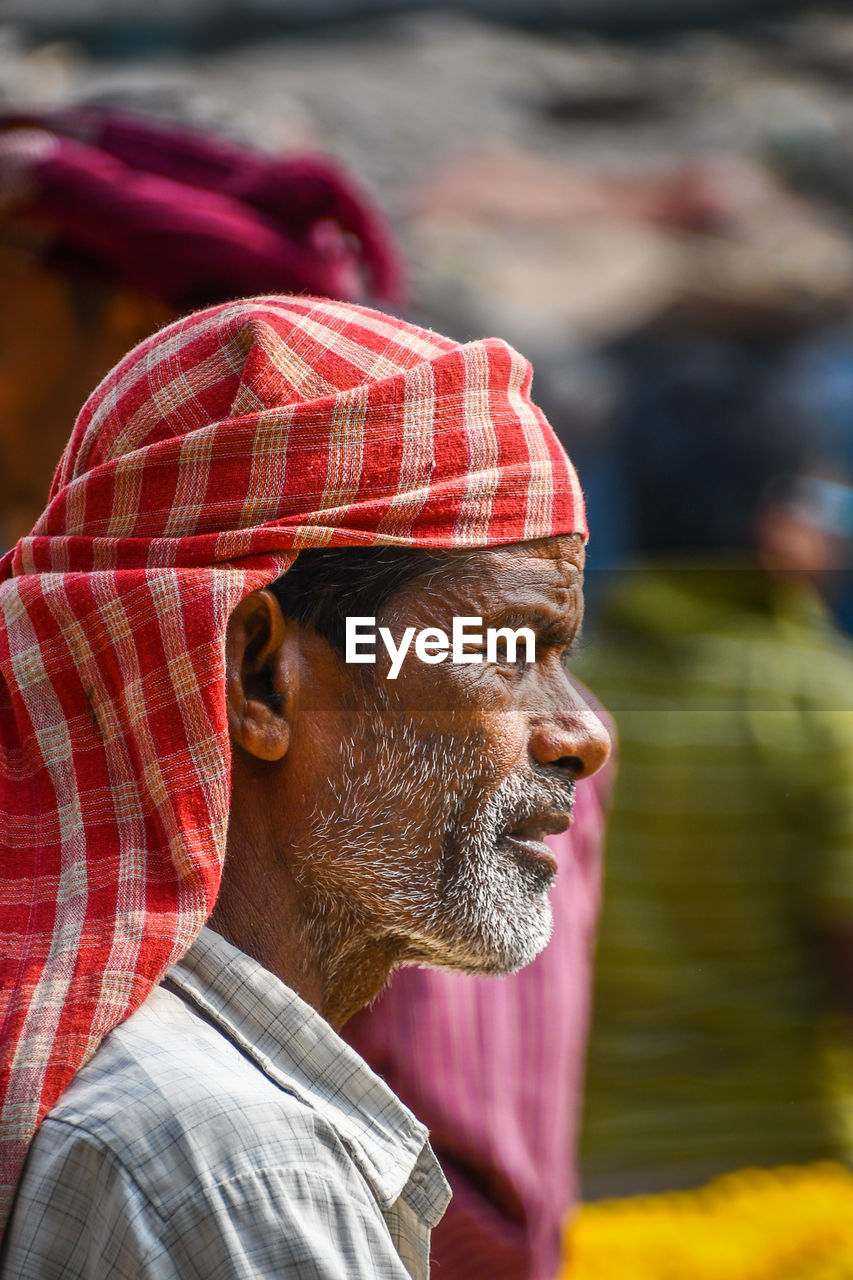 CLOSE-UP PORTRAIT OF MAN LOOKING AWAY