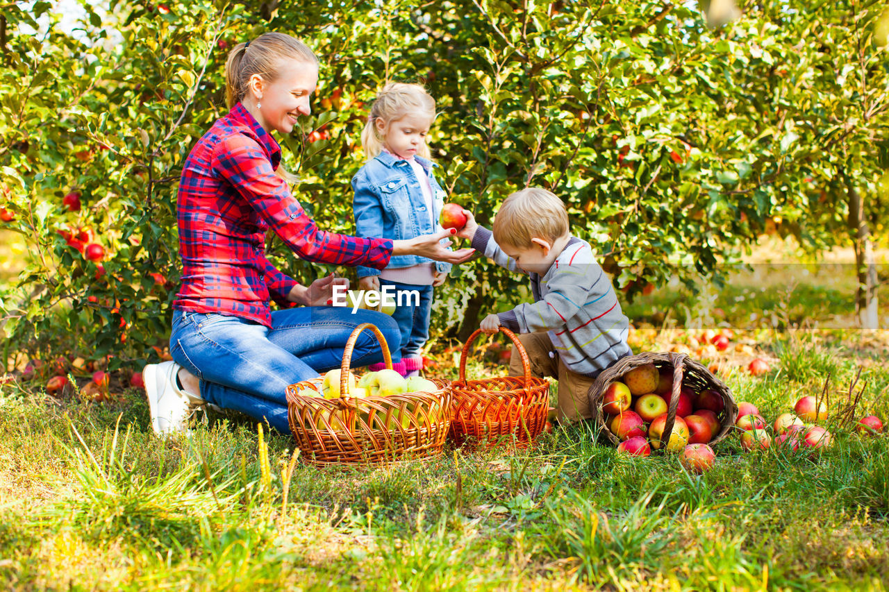 FULL LENGTH OF MOTHER AND DAUGHTER ON BASKET