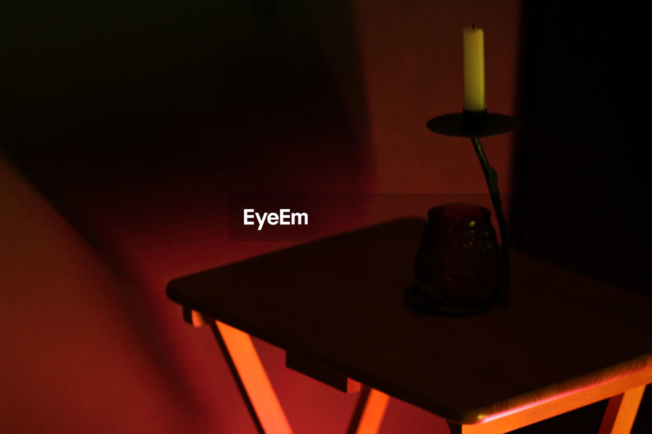 CLOSE-UP OF LIGHT BULB