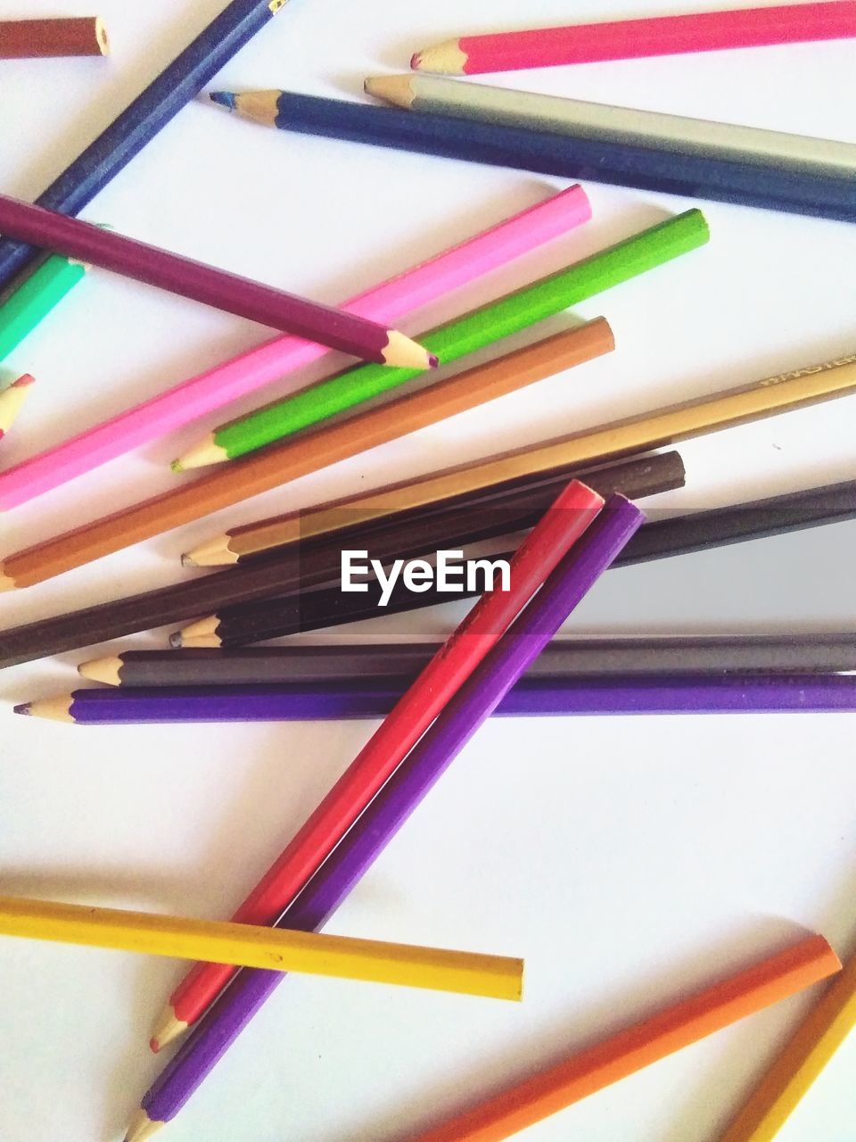 HIGH ANGLE VIEW OF MULTI COLORED PENCILS ON FLOOR
