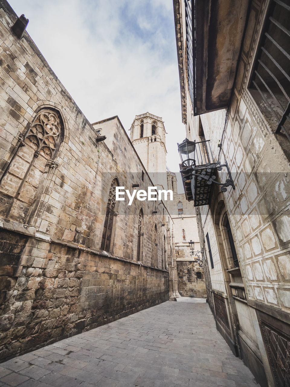 LOW ANGLE VIEW OF OLD HISTORIC BUILDING AGAINST SKY