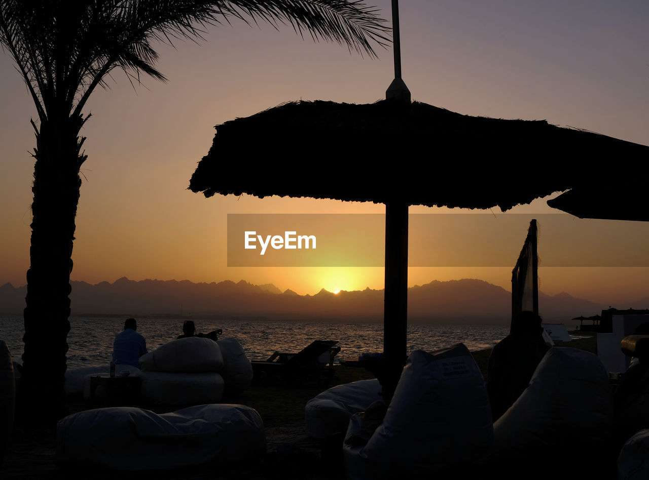 SILHOUETTE BUILT STRUCTURE AGAINST SKY DURING SUNSET