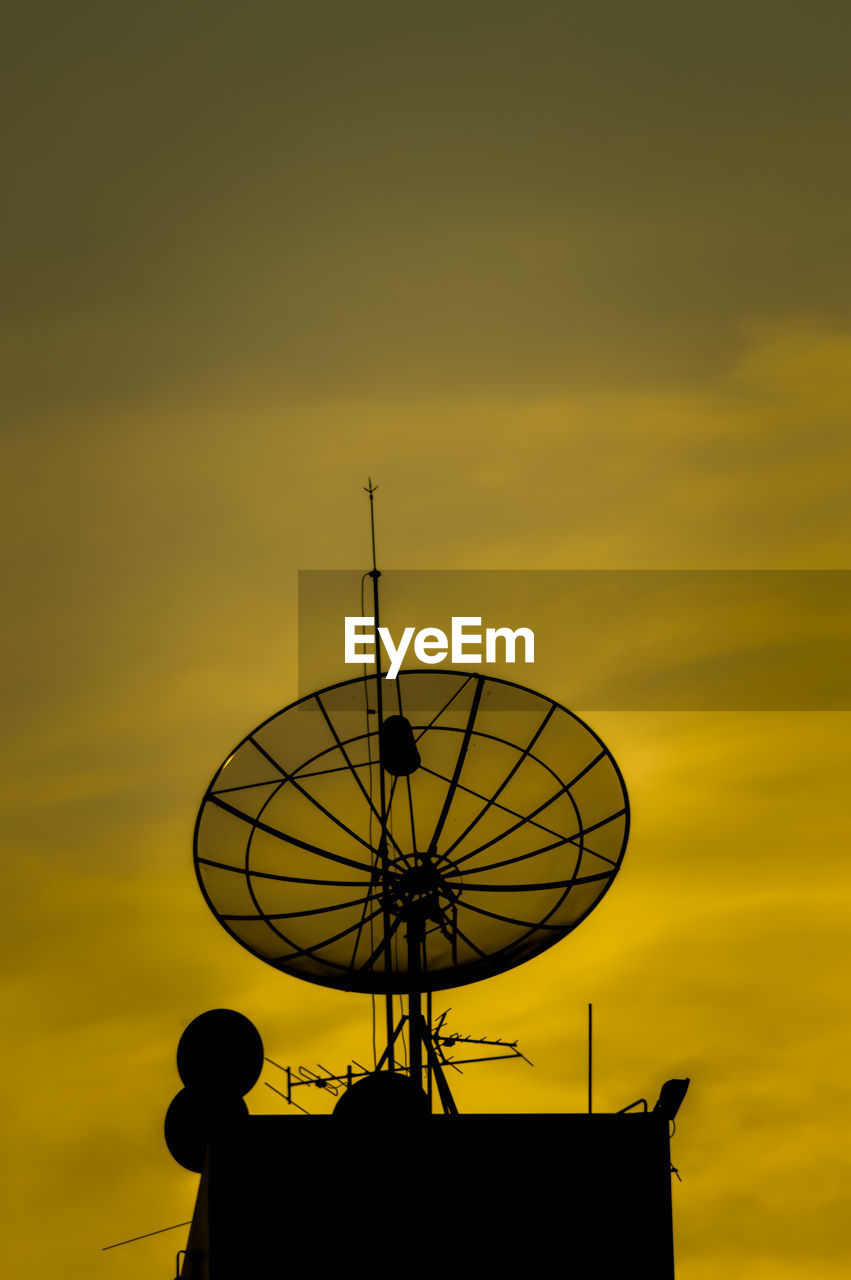 SILHOUETTE OF FERRIS WHEEL AGAINST SKY