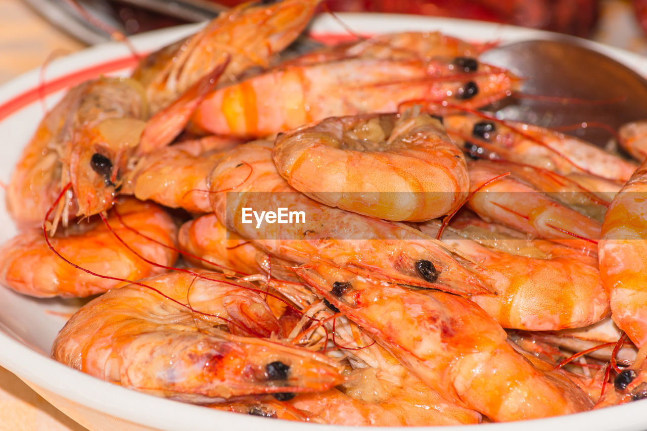 CLOSE-UP OF PRAWNS IN COOKING PAN