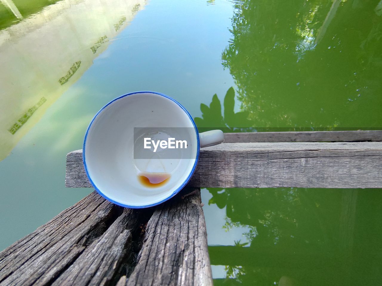 HIGH ANGLE VIEW OF COFFEE ON TABLE