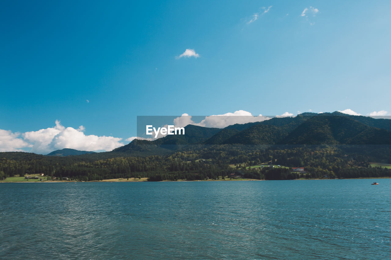 SCENIC VIEW OF SEA AGAINST MOUNTAINS