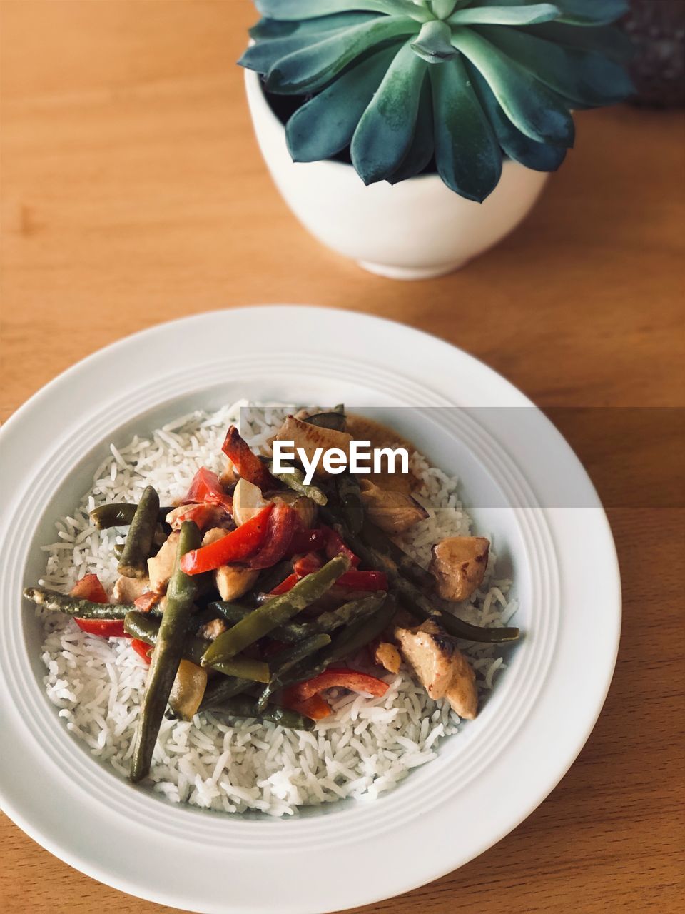 HIGH ANGLE VIEW OF FOOD SERVED IN PLATE