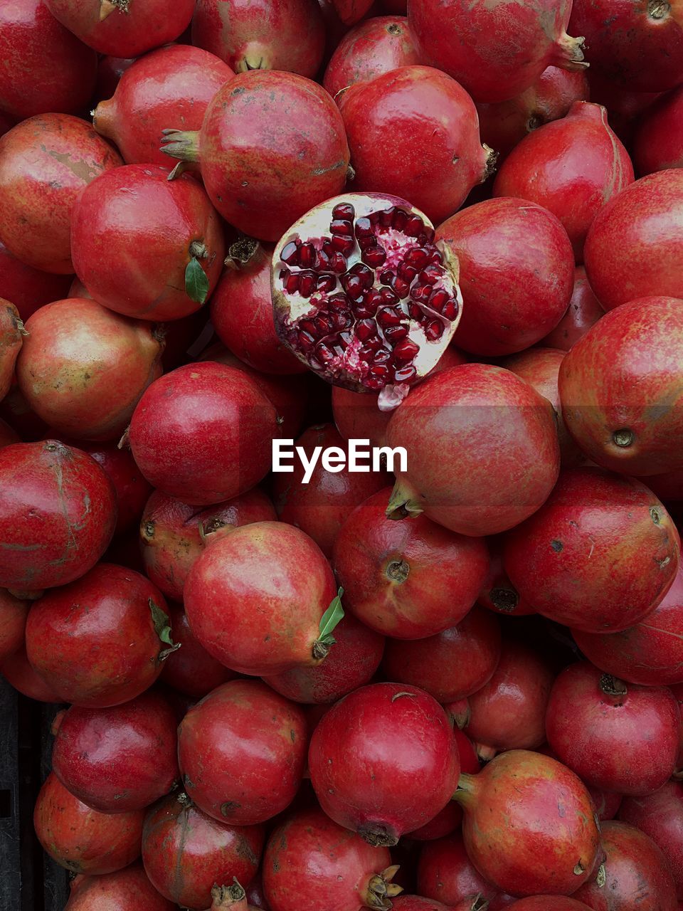 FULL FRAME SHOT OF FRESH STRAWBERRIES