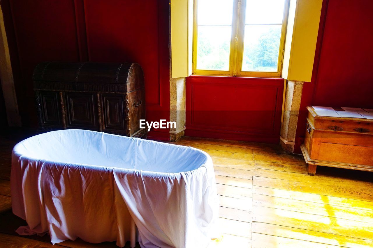 EMPTY CHAIR IN ROOM