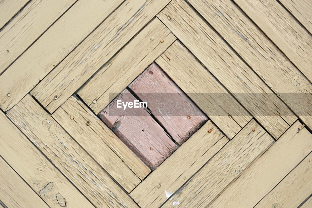 HIGH ANGLE VIEW OF WOODEN FLOOR