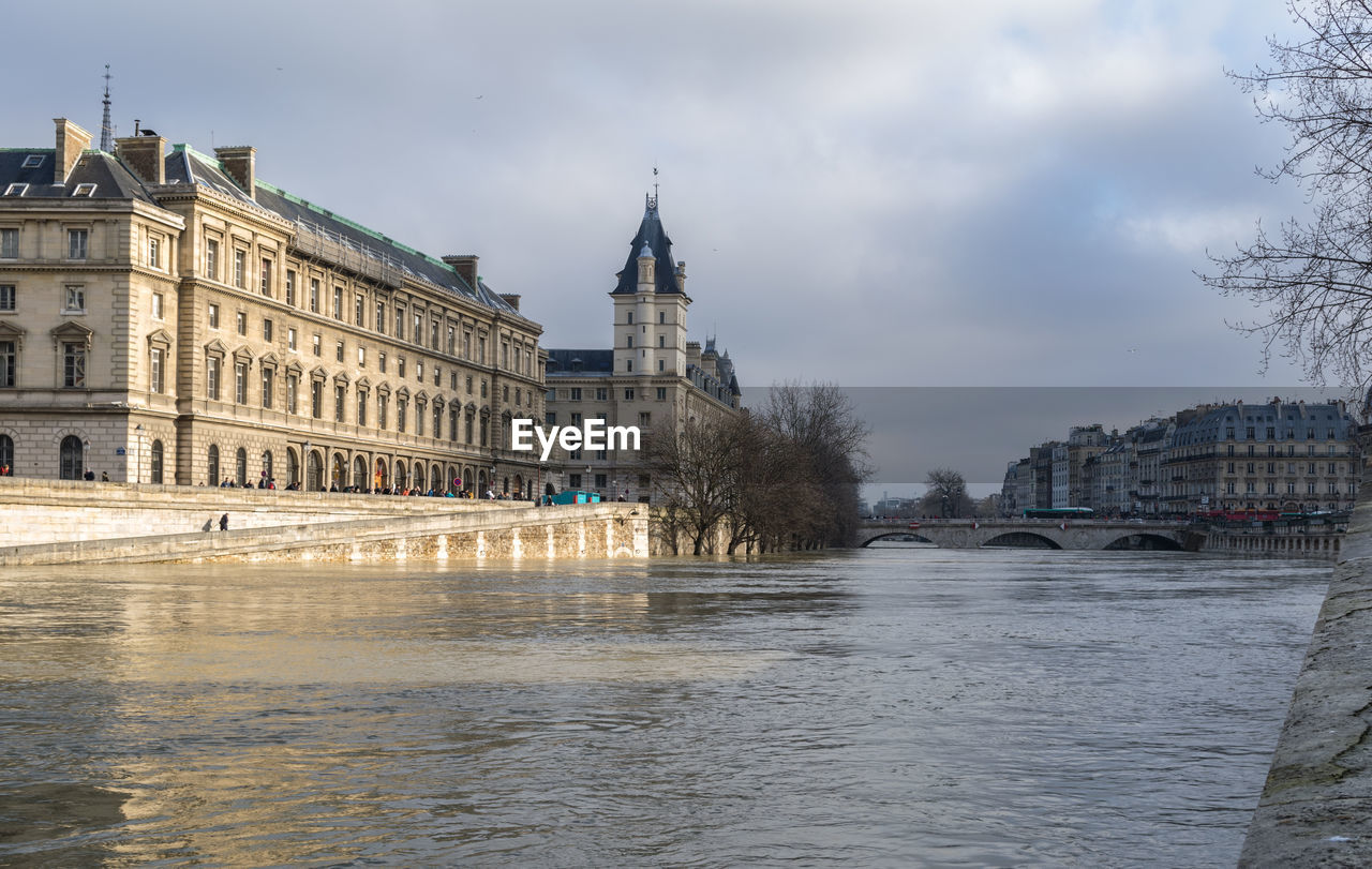 VIEW OF BUILDINGS IN CITY